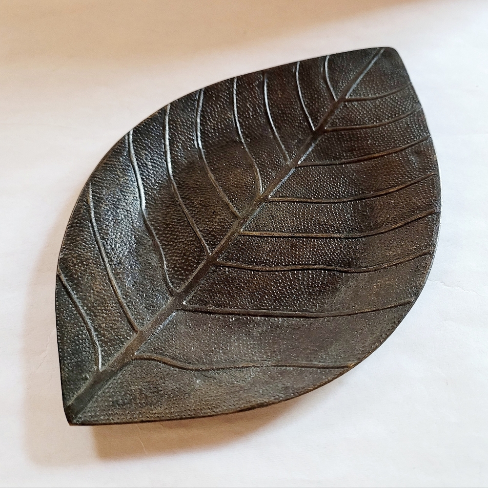 Leaf-Shaped Decorative Metal Candle Holder/Trinket Tray